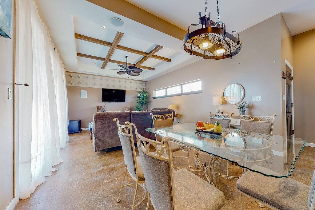 Modernes Haus am Wasser mit atemberaubendem privatem Pool & Deck - Hund freundlich! in Port Isabel, Laguna Madre