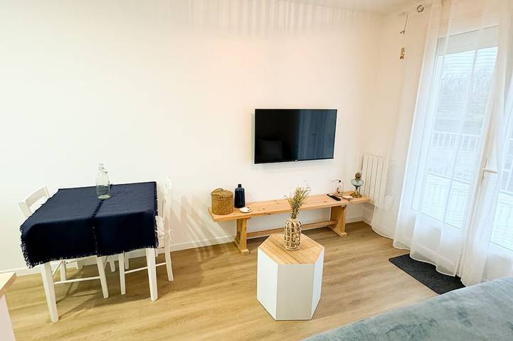 Appartement entier, Magnifique F1 - à 50 de la mer in Bernières-sur-Mer, Région de Caen