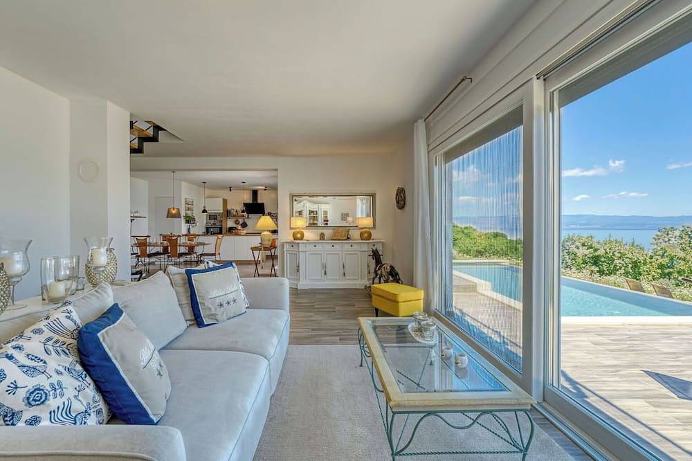 Wunderbares alleinstehendes Ferienhaus mit privatem Pool, Klimaanlage,  W-Lan, Tv und Terrasse in Kršan, Ostküste Istrien
