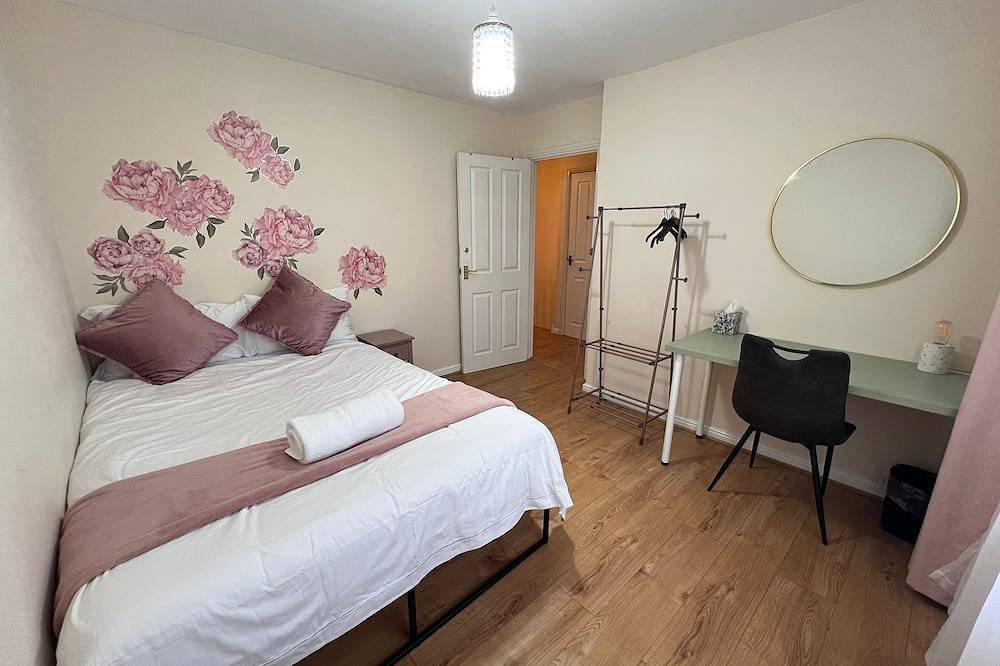 Oxford four beds family and pets friendly home with driveway parking in Oxford, Oxfordshire