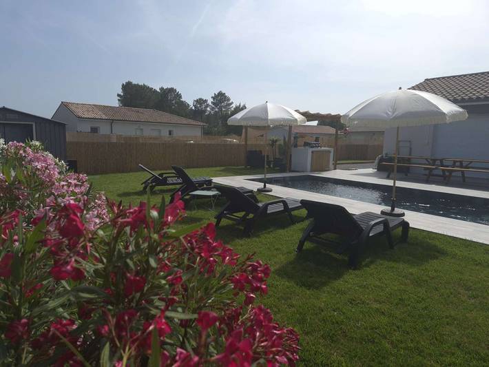 Gîte pour 8 personnes, avec terrasse ainsi que jardin et piscine, adapté aux familles à Parentis-en-Born - 3