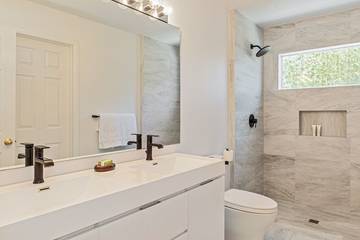 Vacation Home for 8 Guests in Northwest Harbor, North Fork, Picture 2