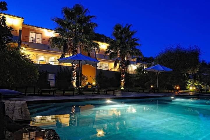 Villa pour 4 personnes, avec piscine ainsi que jardin et terrasse à Porto-Vecchio