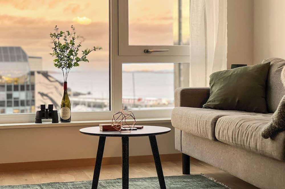 Ganze Wohnung, Nordic Style City Apartment with Sunny Marina Views in Sentrum, Bodø