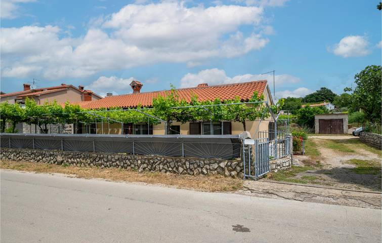 Gemütliche 2-Zimmer-Wohnung mit Terrasse in der Nähe des Stadtzentrums und zahlreicher Restaurants in Presika, Ostküste Istrien