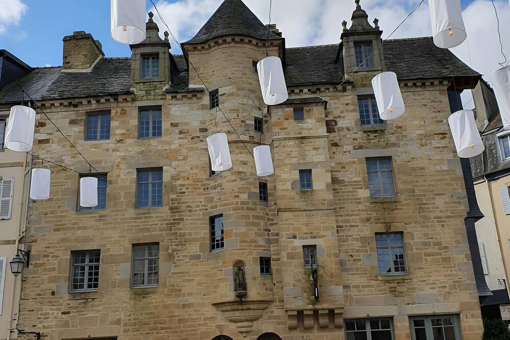 Trois étages d'un hôtel particulier du Xviie siècle classé monument historique in Landerneau, Région de Brest