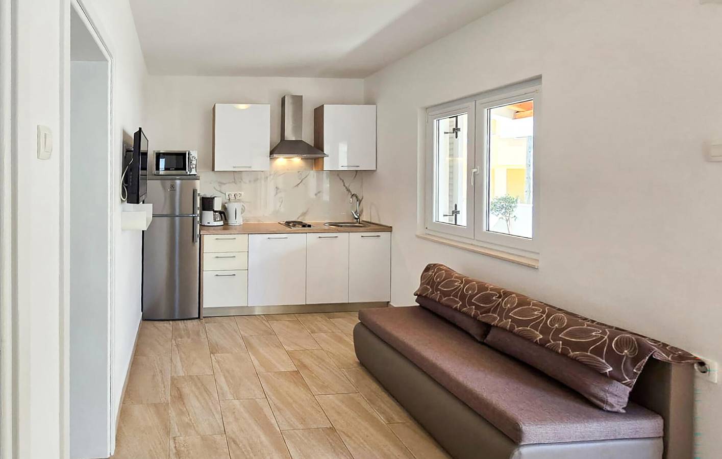 Gemütliche 1-Zimmer-Wohnung mit WLAN, Terrasse und Parkplatz in Küstennähe in Donji Karin, Zadar