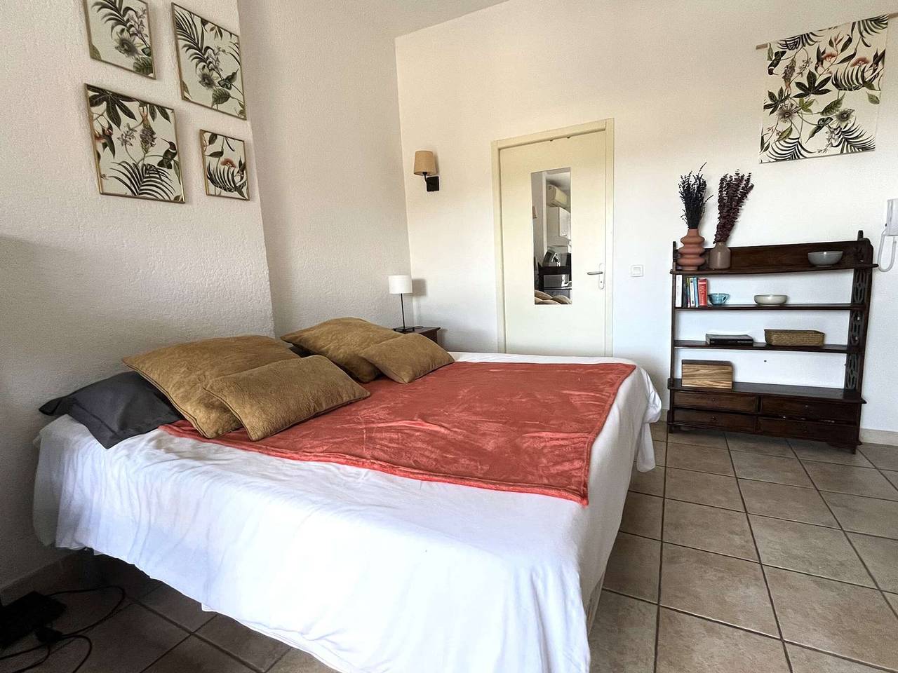 Apartamento entero, Estudio tranquilo con terraza, piscina, cerca de playas y centro, aire acondicionado in Saint-Florent, Region de Calvi