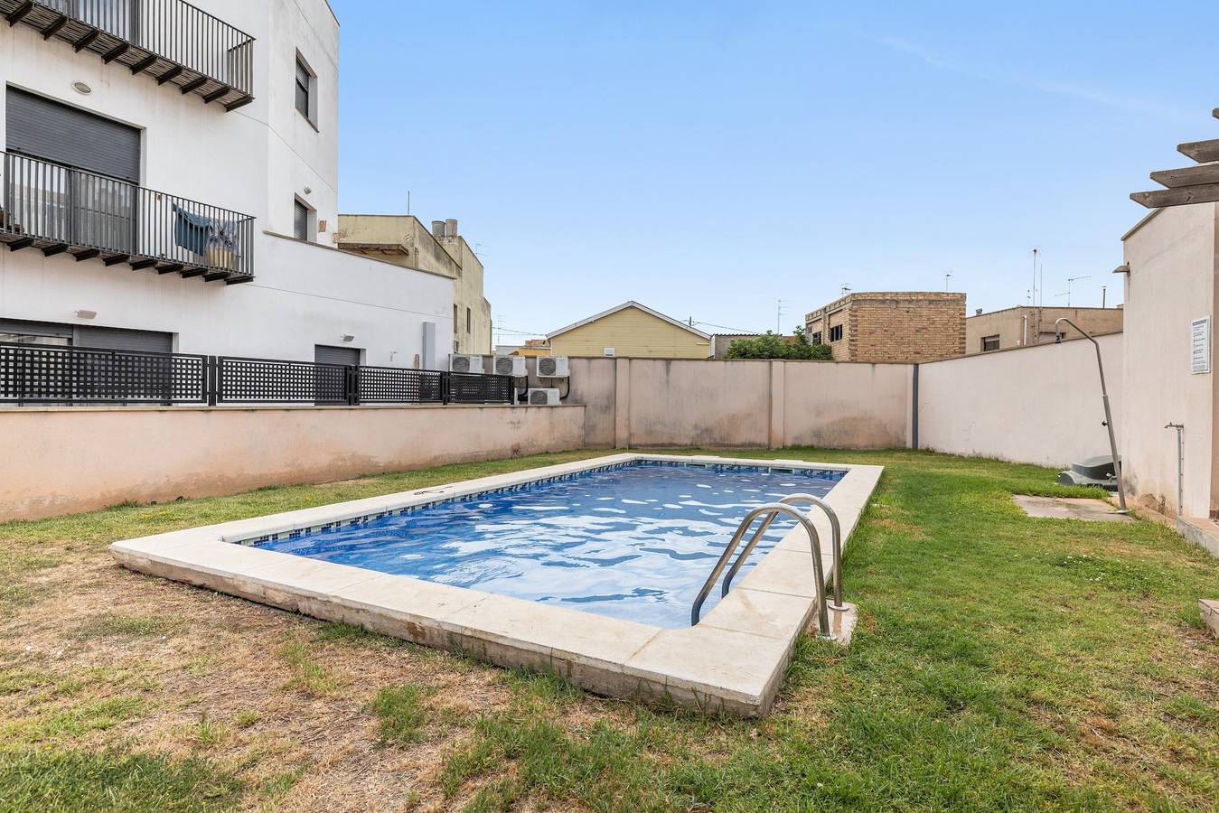 Apartamento entero, Apartamento 'Gran Terraza Marita' con piscina comunitaria, Wi-Fi y aire acondicionado in San Jaime de Enveija, Delta del Ebro