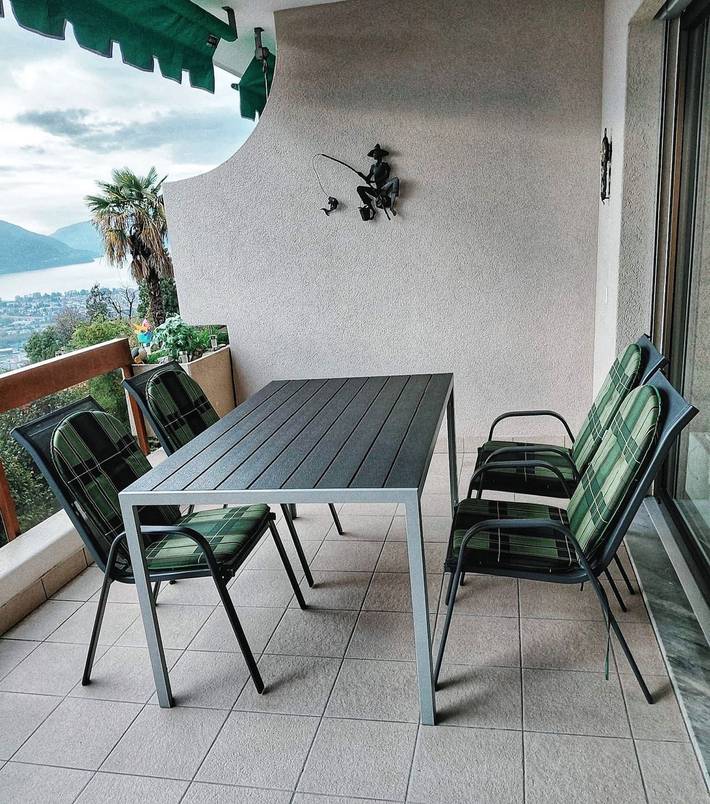 Ferienwohnung für 4 Personen, mit Sauna und Seeblick sowie Ausblick und Garten in Orselina