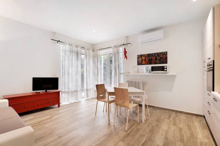 Apartamento inteiro, Apartamento 'Peperoncino' com varanda, Wi-Fi e ar condicionado in Arona (Lago Maggiore), Município de Arona