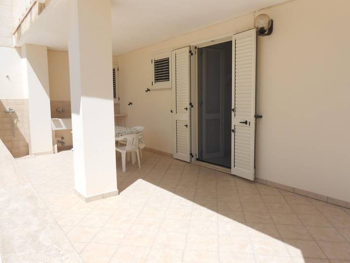 Apartamento entero, Helles, einladendes Appartement mit überdachter Veranda in Strandnähe in Spiaggia libera Santa María di Leuca, Castrignano del Capo