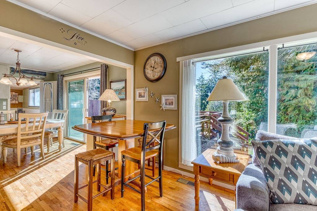 Delightful home near the beach with private deck, firepit in Barview, Coos County