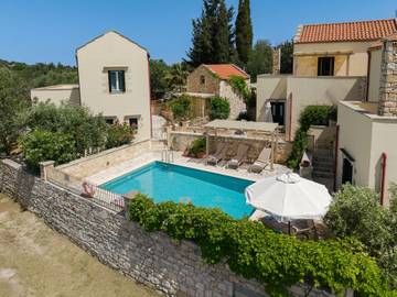 Location de vacances pour 5 personnes, avec piscine et jardin dans Vámos