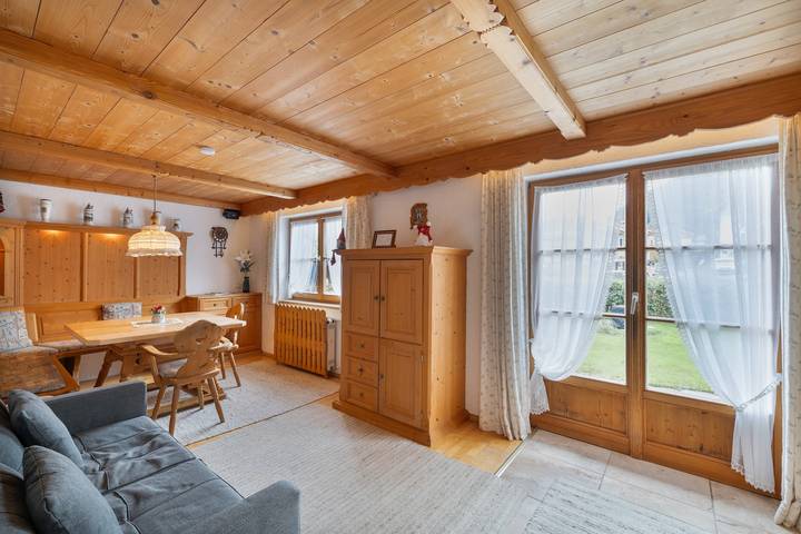 Apartamento entero, Suite Sinja: apartamento vacacional con vistas a la montaña, terraza privada y Wi-Fi in Hausham, Región Alpina de Tegernsee y Schliersee