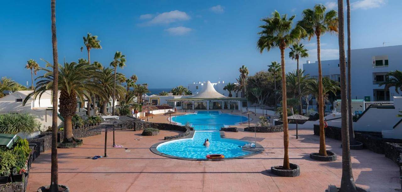 Comfortable houses Playa Roca beachfront access in Costa Teguise, Teguise