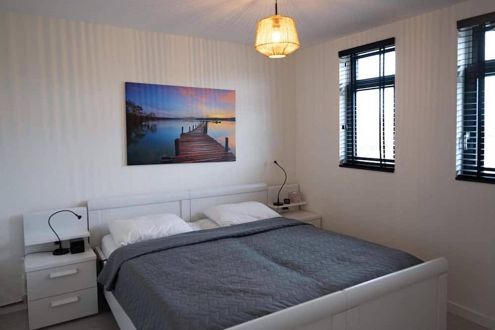 Luxurious detached waterfront holiday villa with spacious yard in Roelofarendsveen, Groene Hart