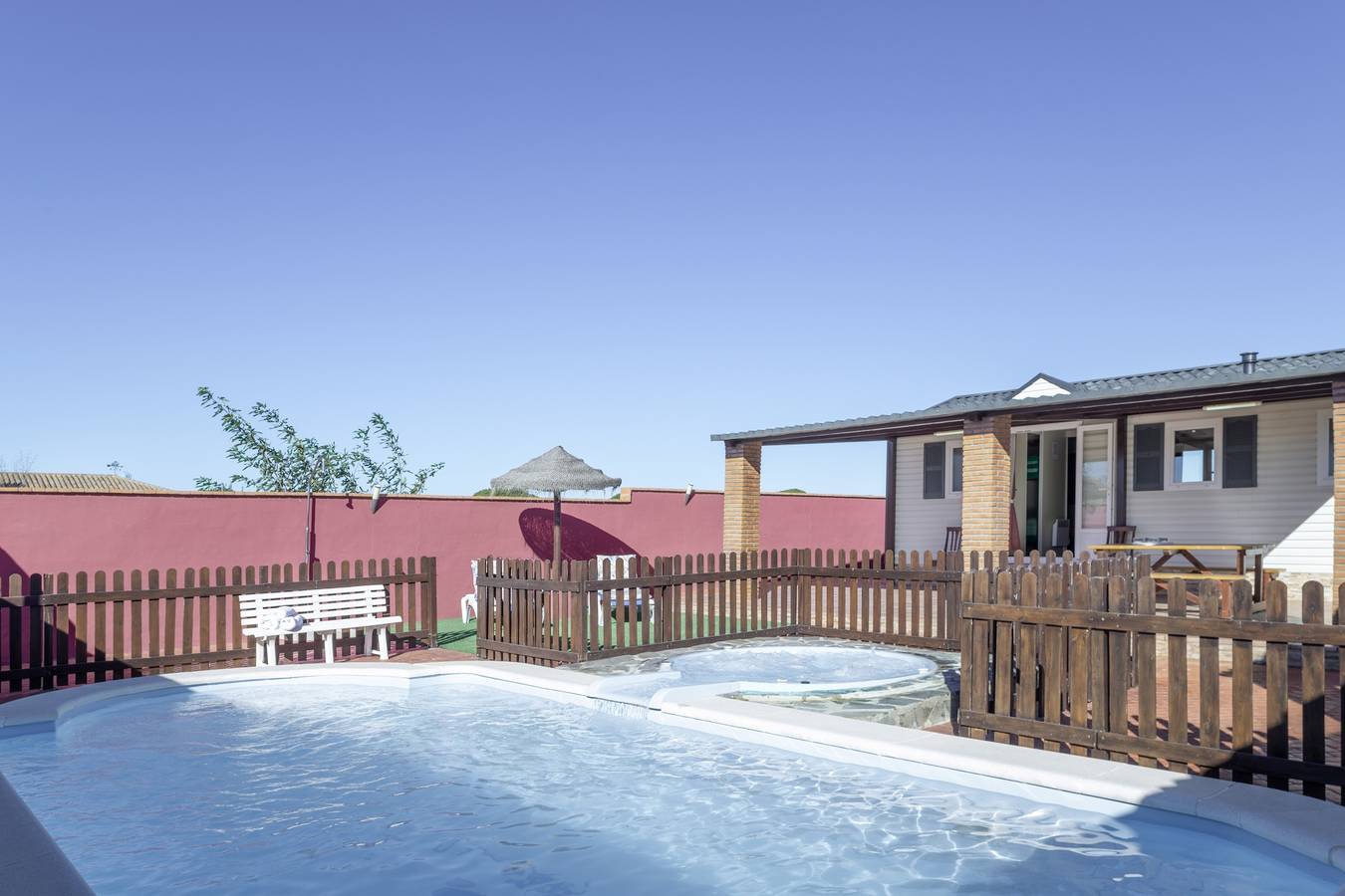 Bungalow 'Mis Niñas 2' con piscina privada, Wi-Fi y aire acondicionado in Conil de la Frontera, Costa de la Luz