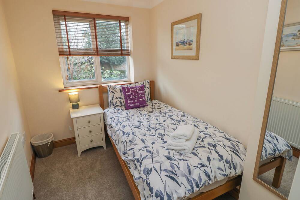 Medina By The Solent, pet friendly, country holiday cottage in Cowes in Cowes, Isle of Wight