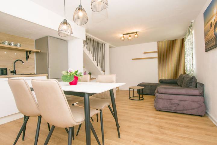 Ferienhaus für 4 Personen, mit Garten in Tkon