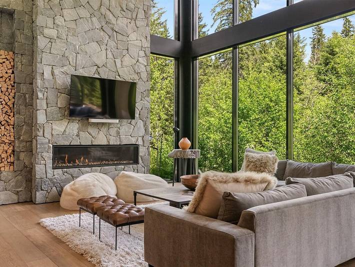 Vacation rental for 14 people, with sauna and yard as well as hot tub and balcony in Whistler