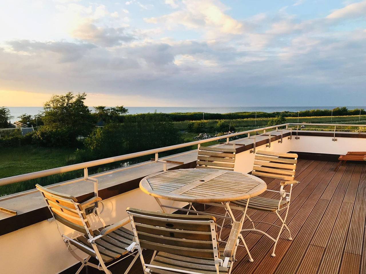Ganze Wohnung, Strandvilla - Penthouse mit Meerblick, Balkon und moderner Ausstattung in Börgerende, Börgerende-Rethwisch