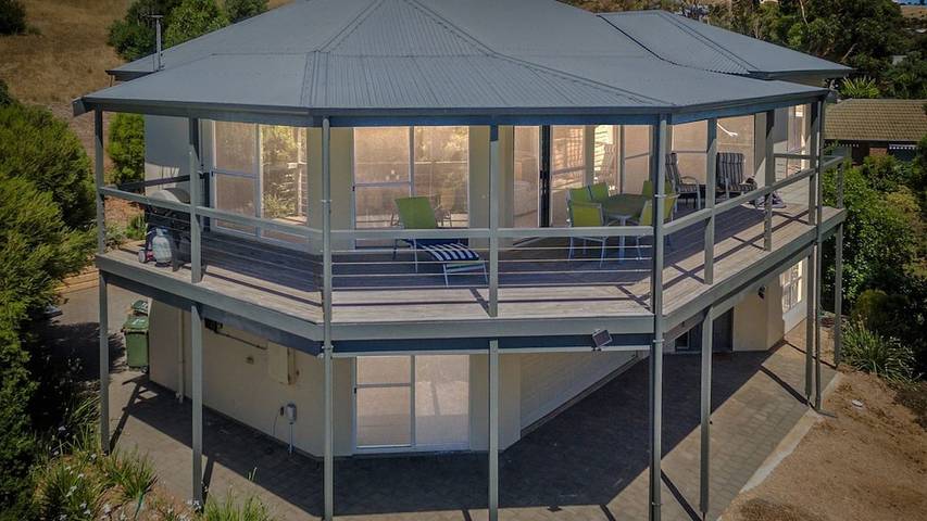 Holiday home for 12 people, with balcony in Carrickalinga