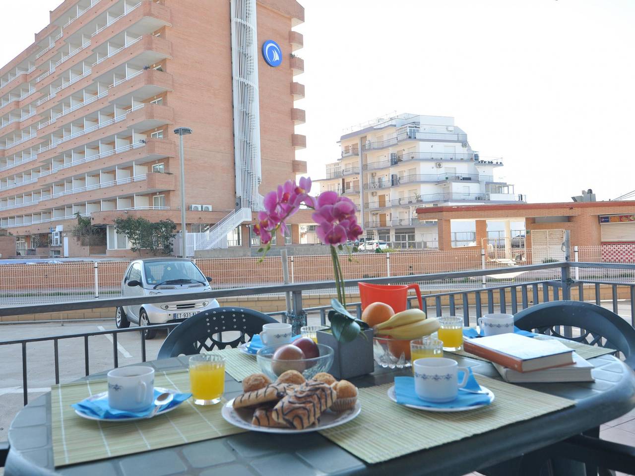 Entire apartment, Cozy Apartment in Roses, Costa Brava - 300m from Santa Margarita Beach with Terrace & Parking in Santa Margarida, Roses