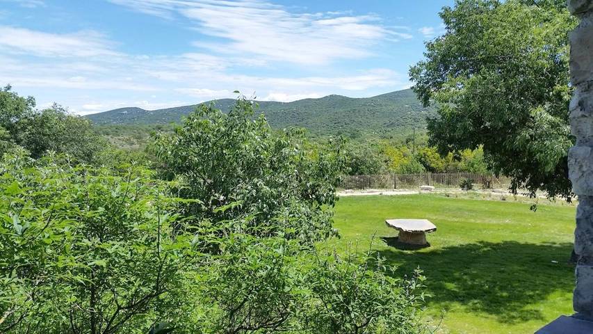 Location de vacances pour 2 personnes, avec piscine ainsi que vue et jardin à Conqueyrac