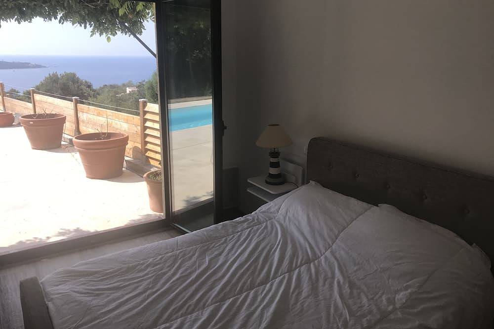 Single-storey villa, sea view, swimming pool, 5 minutes from beaches, peaceful setting. in Coti-Chiavari, Ajaccio region