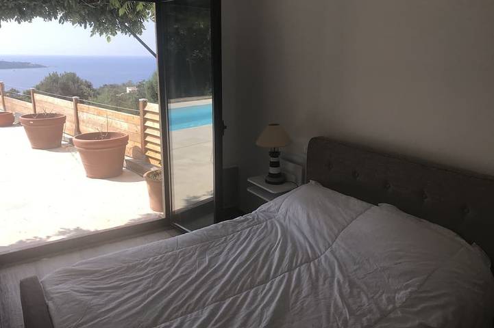 Single-storey villa, sea view, swimming pool, 5' from beaches, peaceful setting. in Coti-Chiavari, Ajaccio und Umgebung
