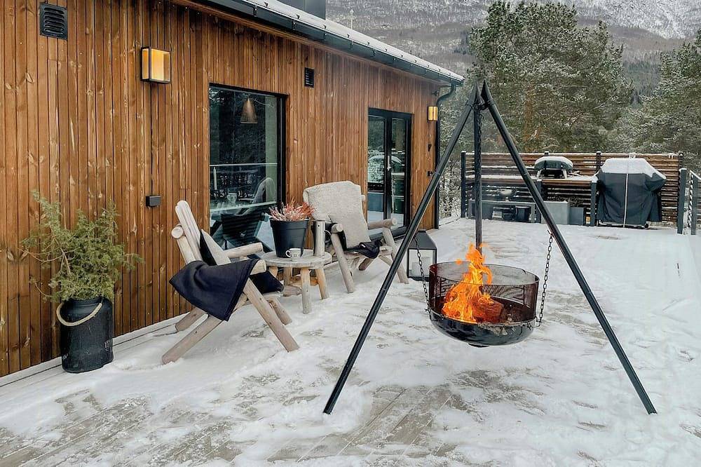 Moderne Hütte mit Mitternachtssonne in Skjomen in Narvik