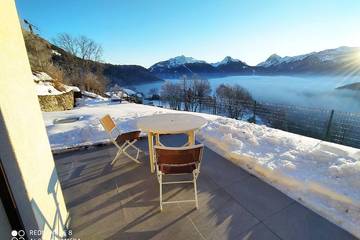 Gîte pour 2 personnes, avec terrasse et jardin à Montmin