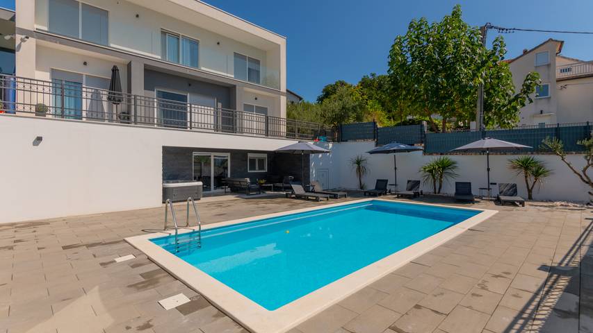 Villa für 8 Personen, mit Whirlpool und Terrasse sowie Garten - 1