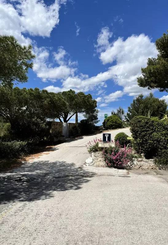 Gîte pour 4 personnes, avec piscine ainsi que vue et terrasse à Bandol