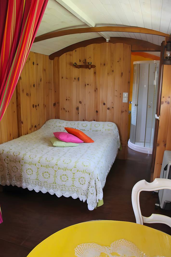 Chambre d’hôtes « Roulotte Esméralda » avec balcon, Wi-Fi et climatisation in Bonnée, Vallée de la Loire