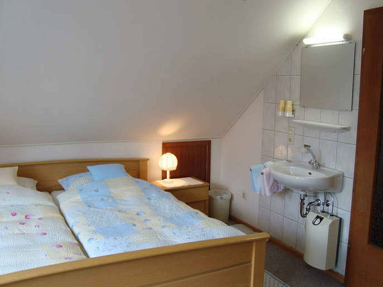 Privatzimmer Jenisch - Doppelzimmer mit Waschbecken und Etagenbad/Wc in Freiburg, Südschwarzwald