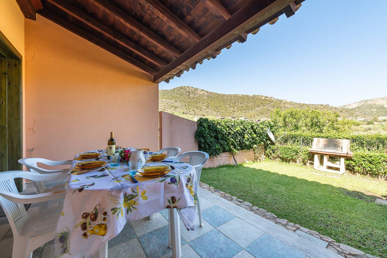 Apartamento entero, Apartamento 'Villetta Stella' con terraza privada, Wi-Fi y aire acondicionado in Chia, Domus De Maria