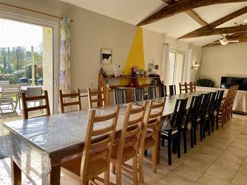 Gîte pour 15 personnes, avec piscine ainsi que terrasse et jardin à Saint-Révérend