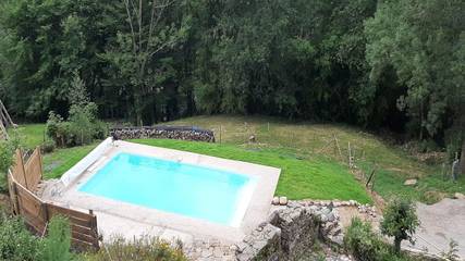 Gîte pour 6 personnes, avec piscine ainsi que terrasse et jardin à Altillac