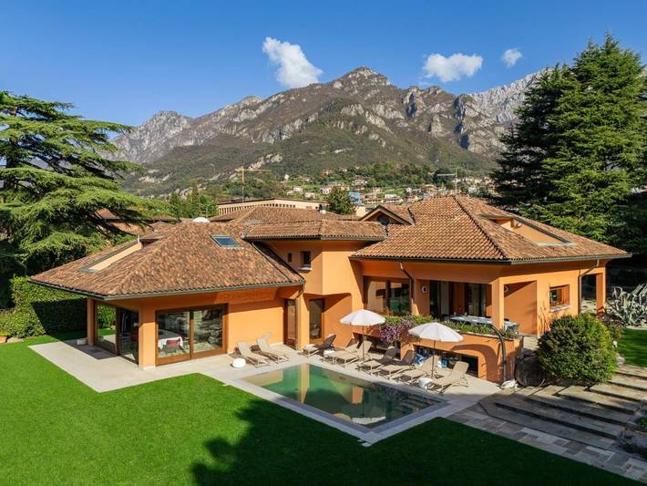 Villa per 12 persone, con Balcone e Terrazza nonché Giardino e Piscina a Mandello del Lario