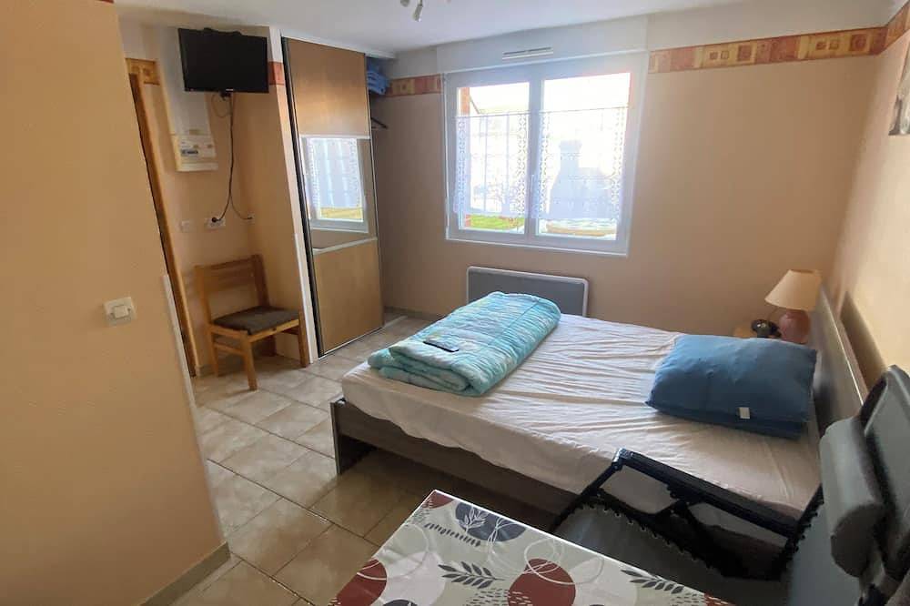 Entire apartment, Ground-floor studio 700 metres from the spa in Saint-Amand-les-Eaux, Valenciennes region