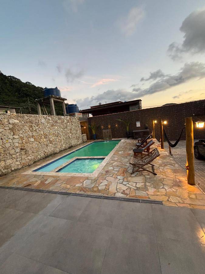 Casas e apartamentos de temporada para 15 pessoas, com piscina e terraço e ainda jacuzzi em Praia da Baleia