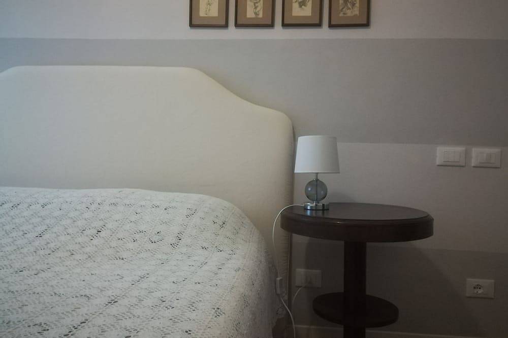 Family room with 2 double or twin rooms near the port and the Venice district. in Livorno, Etruskische Küste