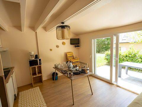 Flower Camping Lac du Causse - Gîte 4 personnes - 32m² (1 chambre) + terrasse ouverte in Lissac-sur-Couze, Brive-la-Gaillarde region