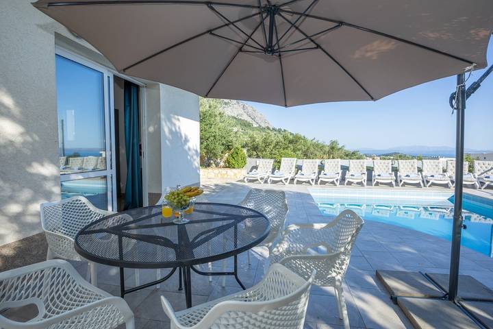 Villa for 11 people, with pool and garden in Makarska