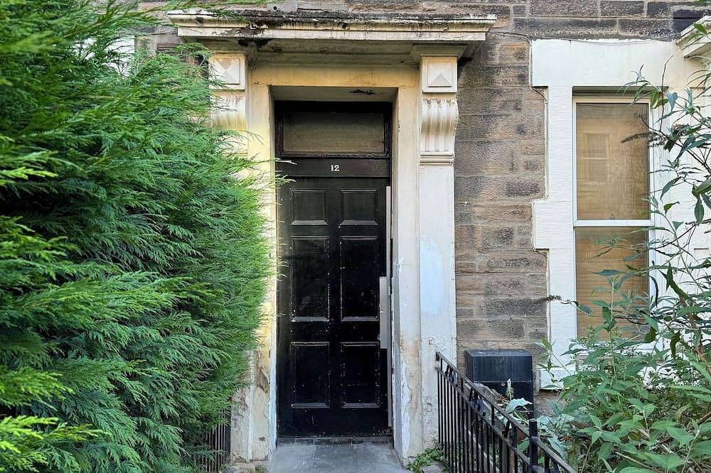 Entire apartment, Central Room in Historic Tenement Near Old Town in Edinburgh, Edinburgh and Lothian