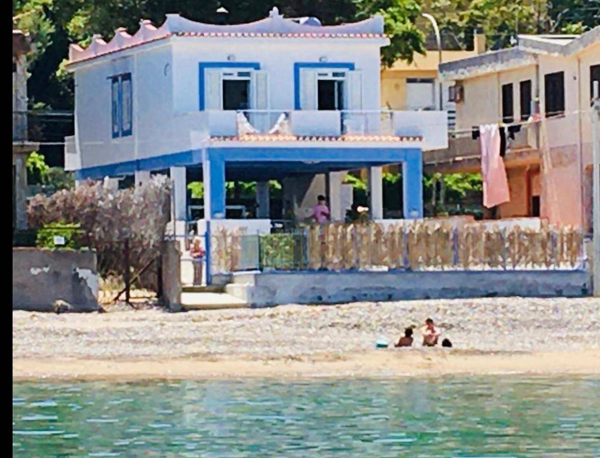 Villa Gloria intero alloggio sulla spiaggia 8 posti letto 15 minuti da Palermo e 35 da Cefalu in Spiaggia di Casteldaccia, Casteldaccia
