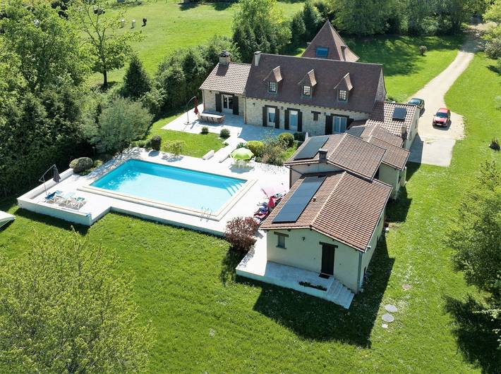 Gîte pour 10 personnes, avec jacuzzi et piscine, animaux acceptés à Monplaisant