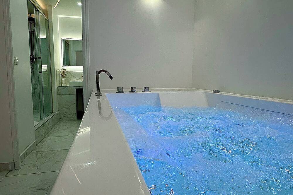 Appartement entier, The Floor - Suite Passion d'Or & jacuzzi privé in Coignières, Yvelines